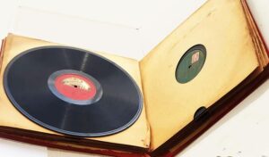 GRAMOPHONE MONARCH RECORD. Album con 12 DISCOS DE PIZARRA, todos de ÓPERA: Lucia di Lammermoor; La fuerza del destino; Ernani; Aida; Ballata Adamaster, re delle acque profonde; Suspiros de España; Il Trovatore; Carmen; L'Africana; L'Elisir d'amore; Prologue de Mephistopheles; En los toros.