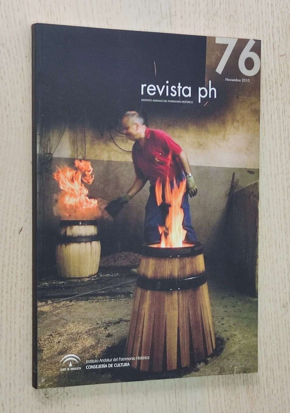 REVISTA PH. nº 76. Noviembre 2010. (Instituto Andaluz del Patrimonio Histórico): Campiña de Córdoba. Adaptación del sistema móvil de los lienzos del retablo mayor de la Iglesia de los santos Justo y Pastor de Granada. Estabilización de objetos metálicos de procedencia subacuática por métodos electroquímicos. La revisión documental en el estudio histórico artístico: la nueva atribución del patrón de Écija. La restauración de la Casa de Blas Infante de Coria del Río