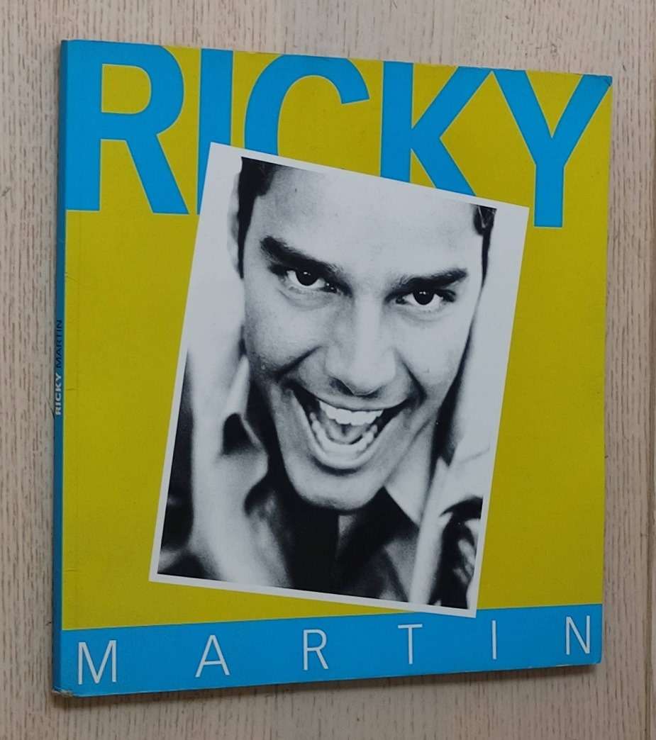 RICKY MARTIN (libro gran formato)